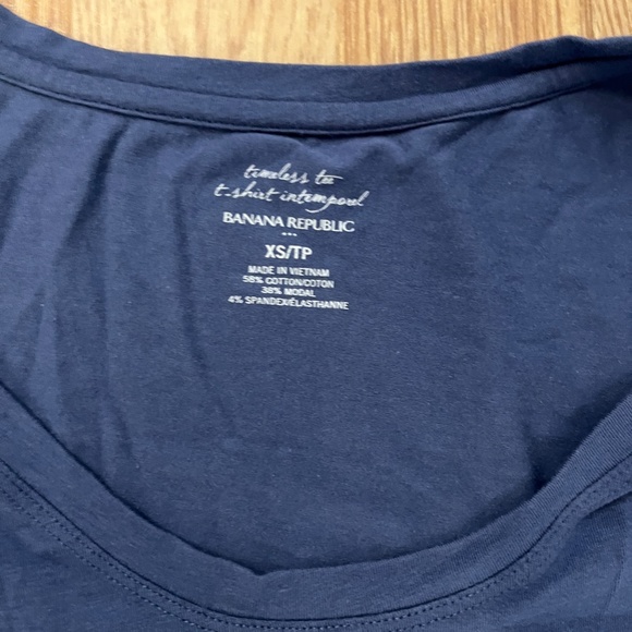 Banana Republic Timeless Tee - Picture 2 of 4